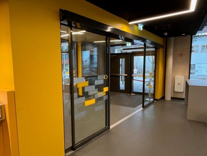 Automatische Schiebetür mit Glasfront.